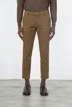 Milano pantalón chino hombre en gabardina stretch, corte extra slim ①