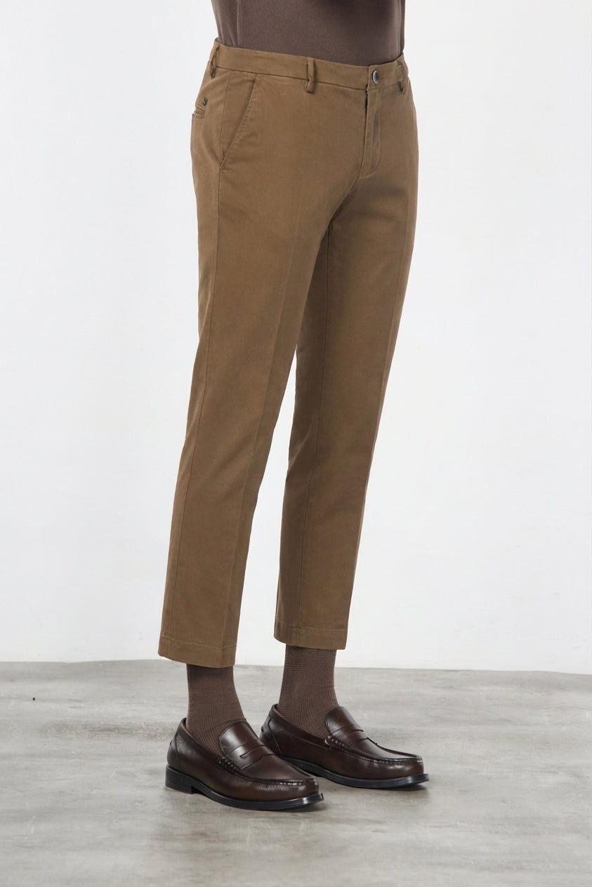 Milano pantalón chino hombre en gabardina stretch, corte extra slim ①