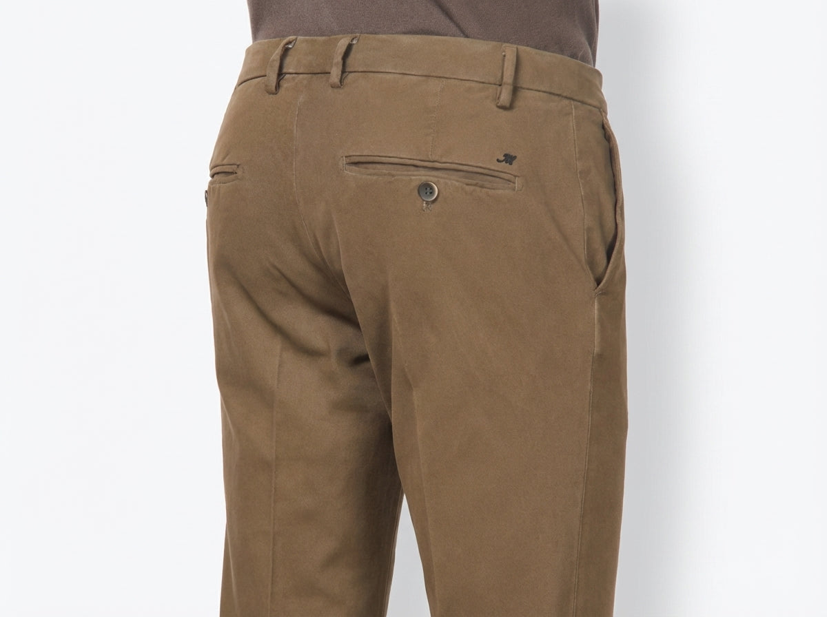 Milano pantalón chino hombre en gabardina stretch, corte extra slim ①
