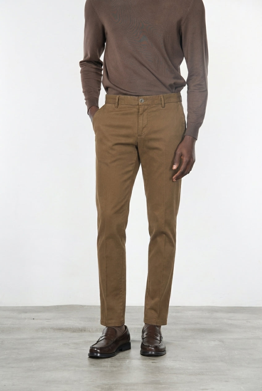 Milano pantalón chino hombre en gabardina stretch, corte extra slim ①