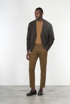 Milano pantalón chino hombre en gabardina stretch, corte extra slim ①
