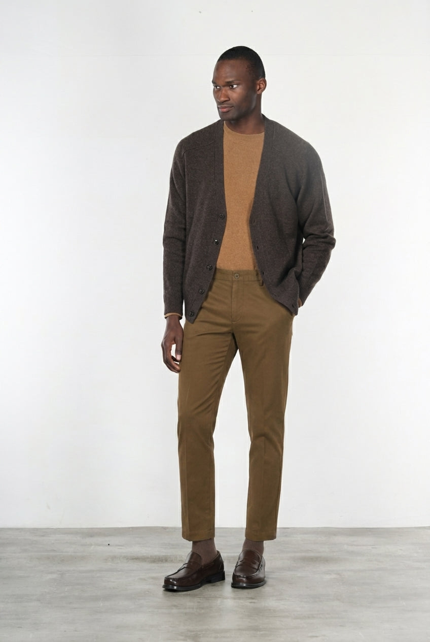 Milano pantalón chino hombre en gabardina stretch, corte extra slim ①