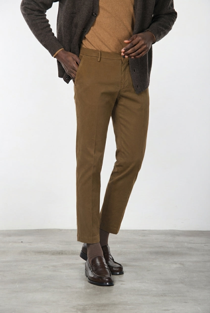 Milano pantalón chino hombre en gabardina stretch, corte extra slim ①