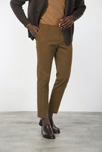 Milano pantalón chino hombre en gabardina stretch, corte extra slim ①