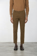 Milano pantalón chino hombre en gabardina stretch, corte extra slim ①