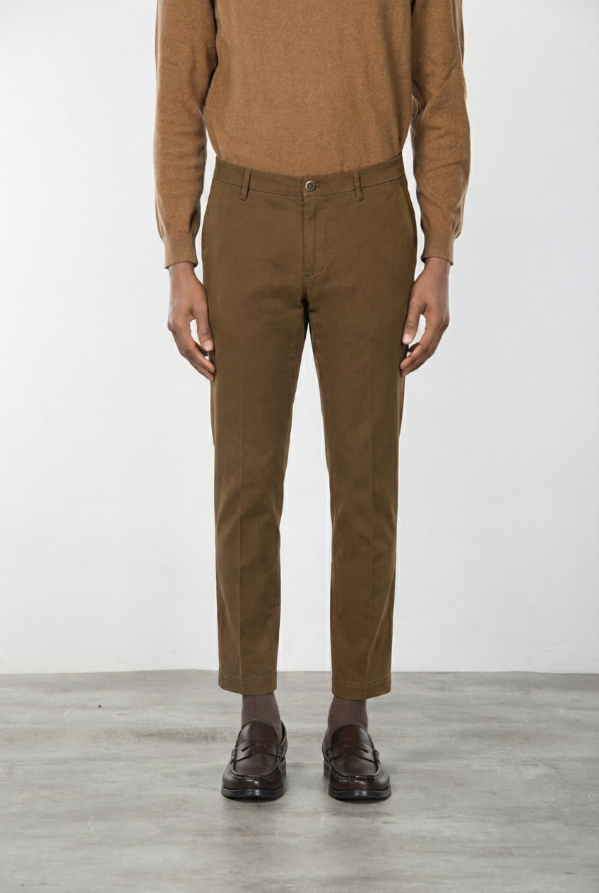 Milano pantalón chino hombre en gabardina stretch, corte extra slim ①
