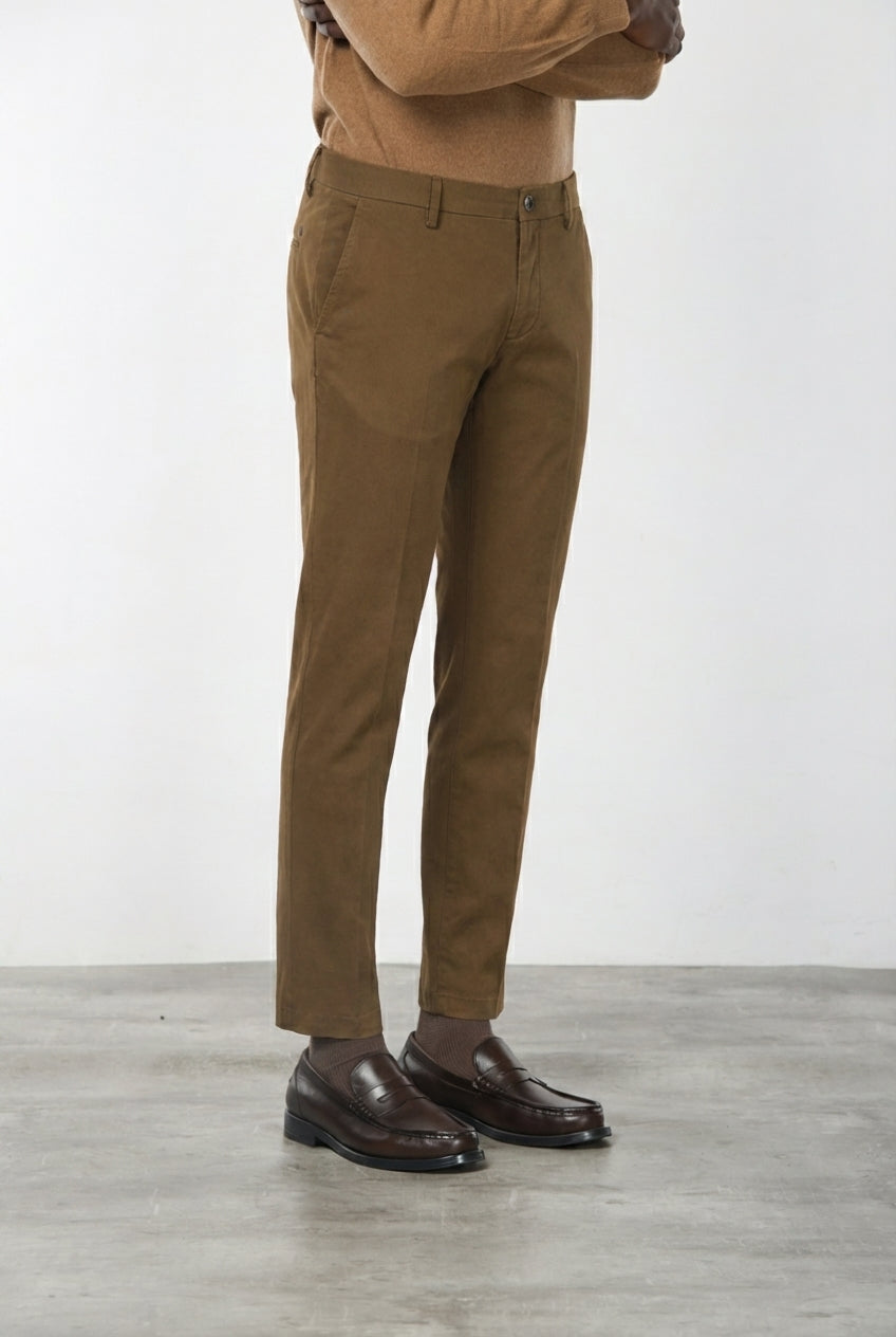 Milano pantalón chino hombre en gabardina stretch, corte extra slim ①