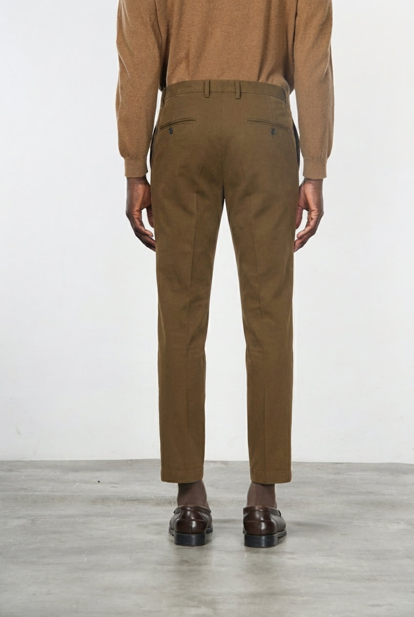 Milano pantalón chino hombre en gabardina stretch, corte extra slim ①