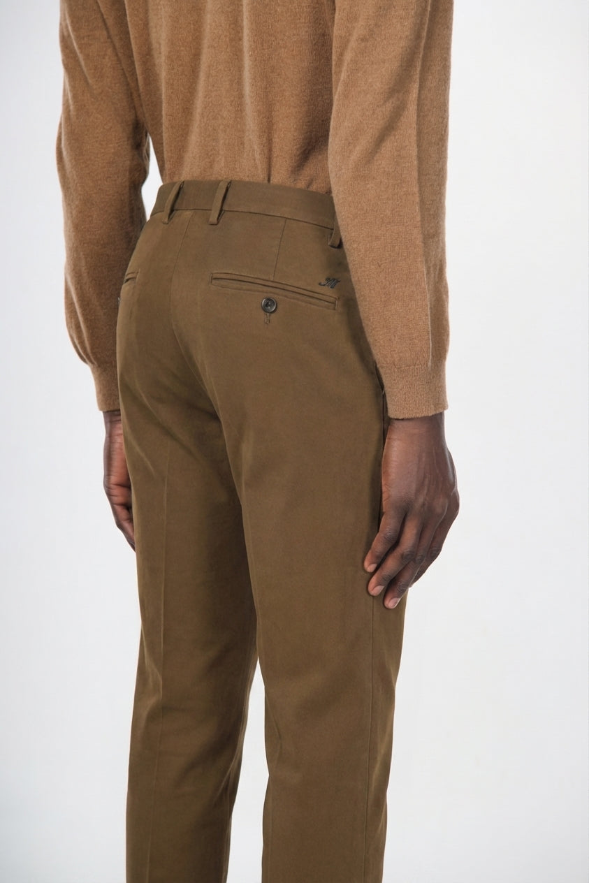 Milano pantalón chino hombre en gabardina stretch, corte extra slim ①