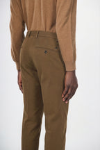 Milano pantalón chino hombre en gabardina stretch, corte extra slim ①