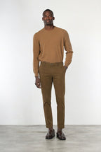 Milano pantalón chino hombre en gabardina stretch, corte extra slim ①