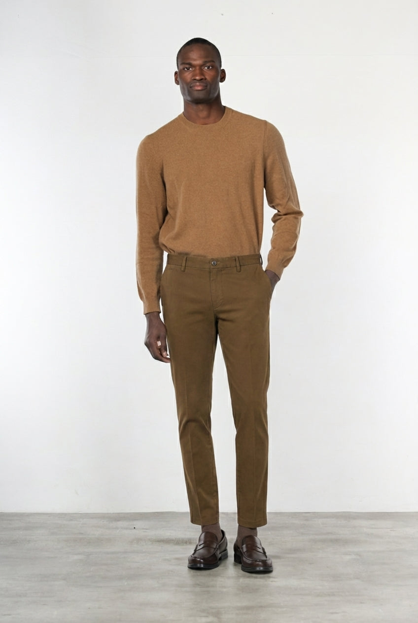 Milano pantalón chino hombre en gabardina stretch, corte extra slim ①