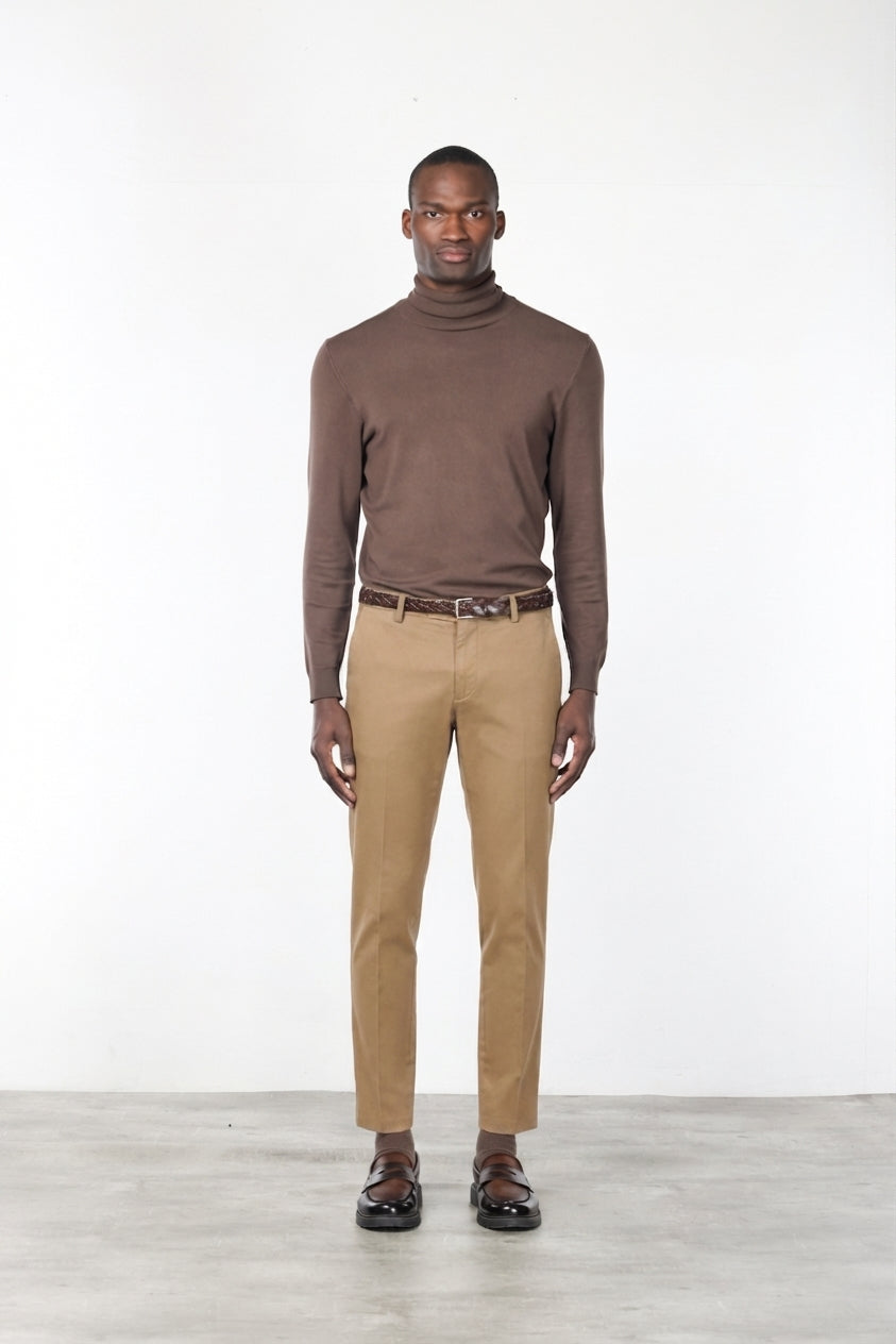Milano pantalón chino hombre en gabardina stretch, corte extra slim ①