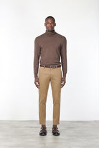 Milano pantalón chino hombre en gabardina stretch, corte extra slim ①
