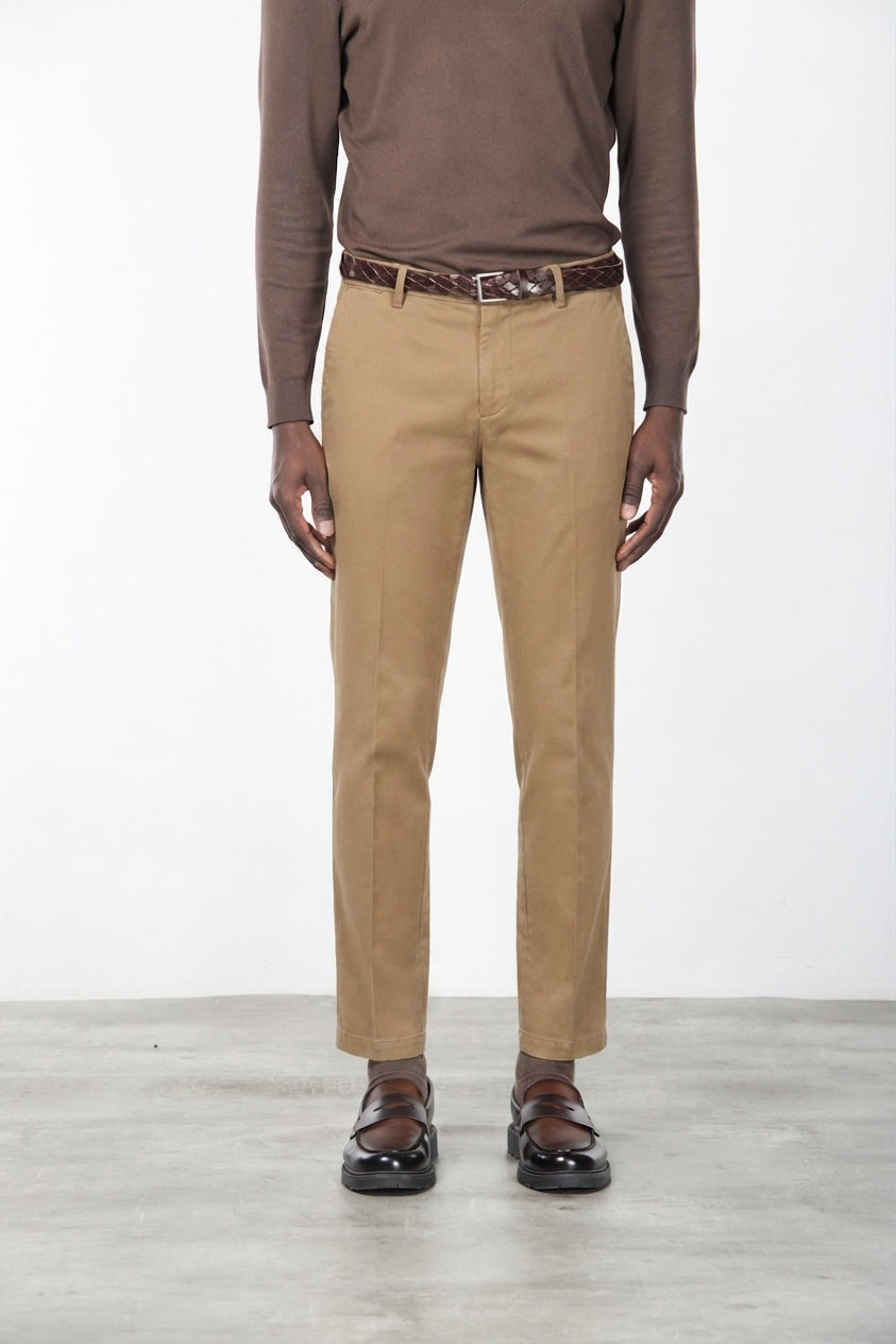 Milano pantalón chino hombre en gabardina stretch, corte extra slim ①