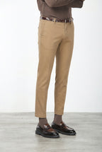Milano pantalón chino hombre en gabardina stretch, corte extra slim ①