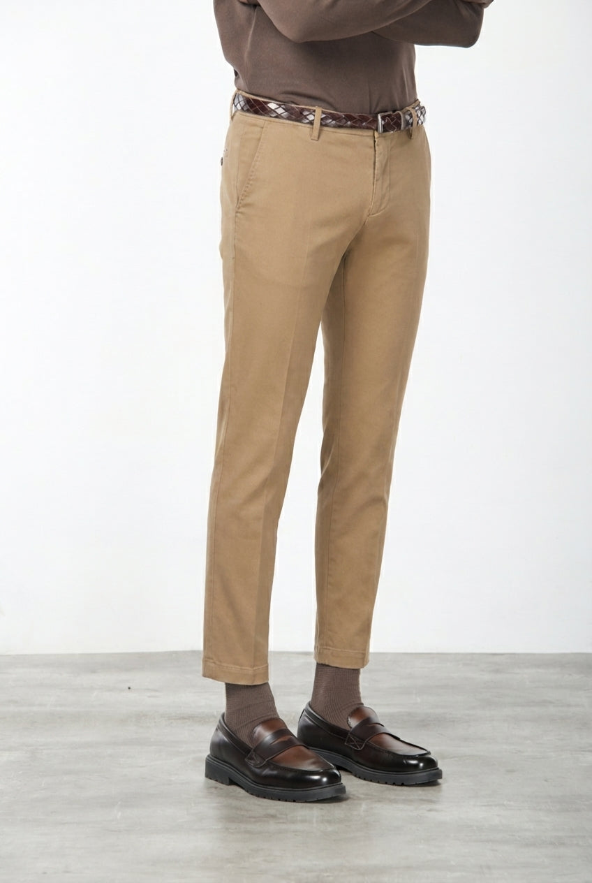 Milano pantalón chino hombre en gabardina stretch, corte extra slim ①