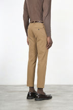 Milano pantalón chino hombre en gabardina stretch, corte extra slim ①