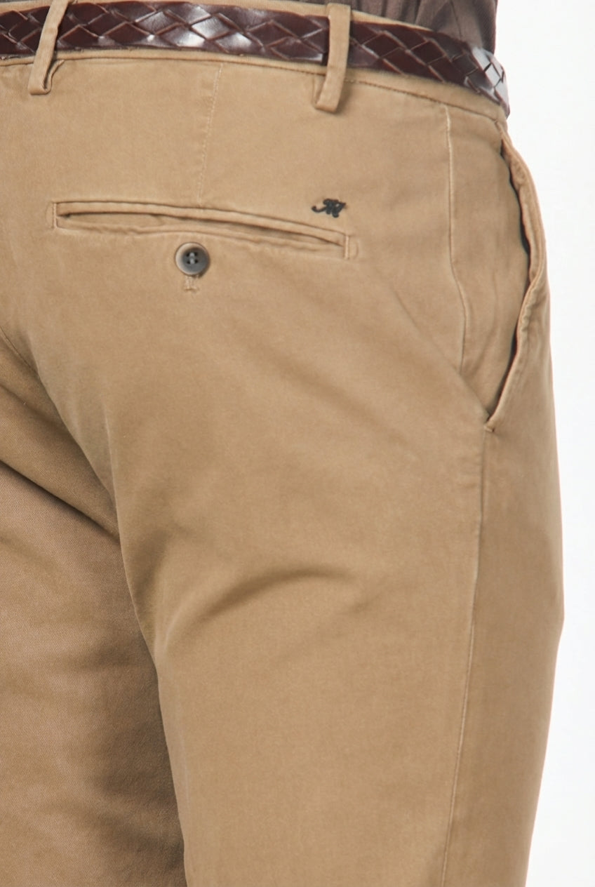 Milano pantalón chino hombre en gabardina stretch, corte extra slim ①