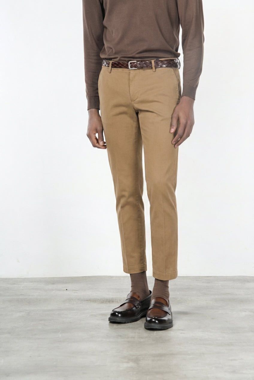 Milano pantalón chino hombre en gabardina stretch, corte extra slim ①