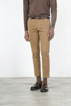 Milano pantalón chino hombre en gabardina stretch, corte extra slim ①