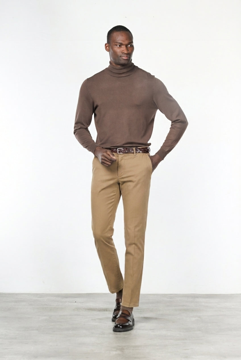 Milano pantalón chino hombre en gabardina stretch, corte extra slim ①