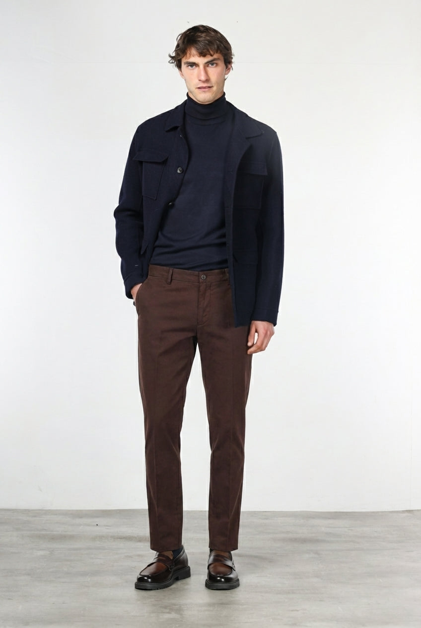 Milano pantalón chino hombre en gabardina stretch, corte extra slim ①