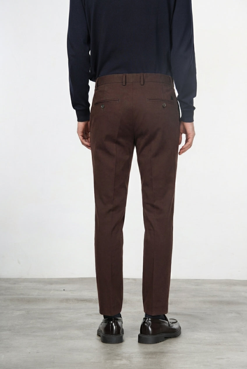 Milano pantalón chino hombre en gabardina stretch, corte extra slim ①