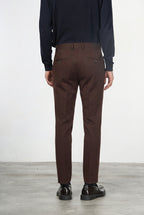 Milano pantalón chino hombre en gabardina stretch, corte extra slim ①