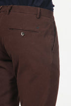 Milano pantalón chino hombre en gabardina stretch, corte extra slim ①