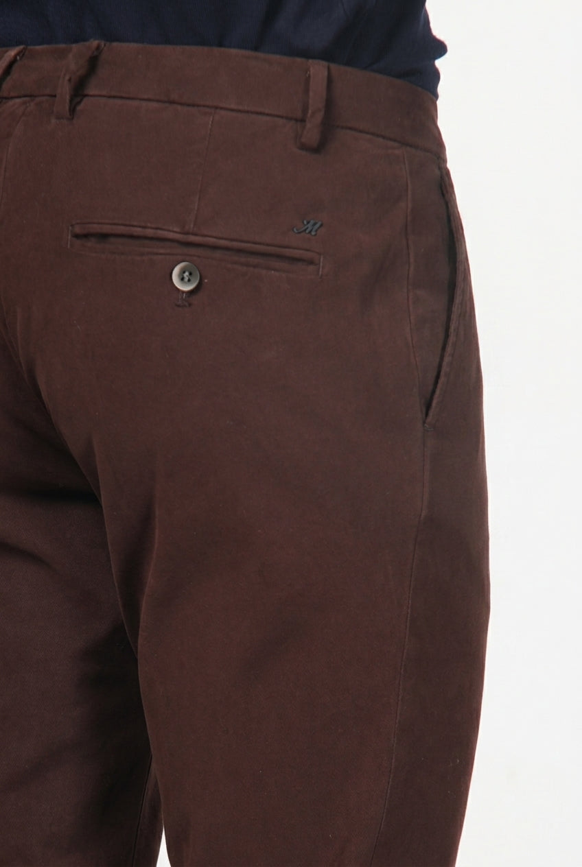 Milano pantalón chino hombre en gabardina stretch, corte extra slim ①