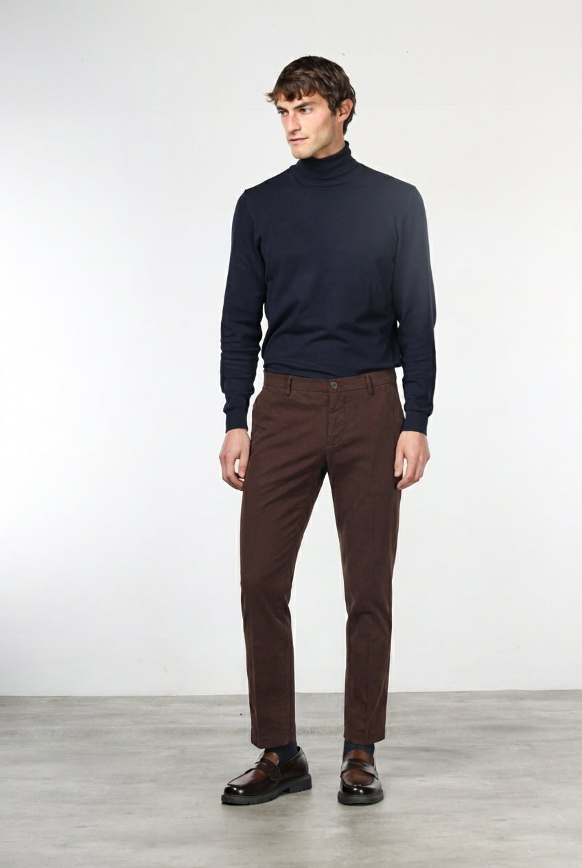 Milano pantalón chino hombre en gabardina stretch, corte extra slim ①