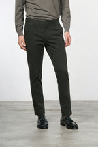 Milano pantalón chino hombre en gabardina stretch, corte extra slim ①