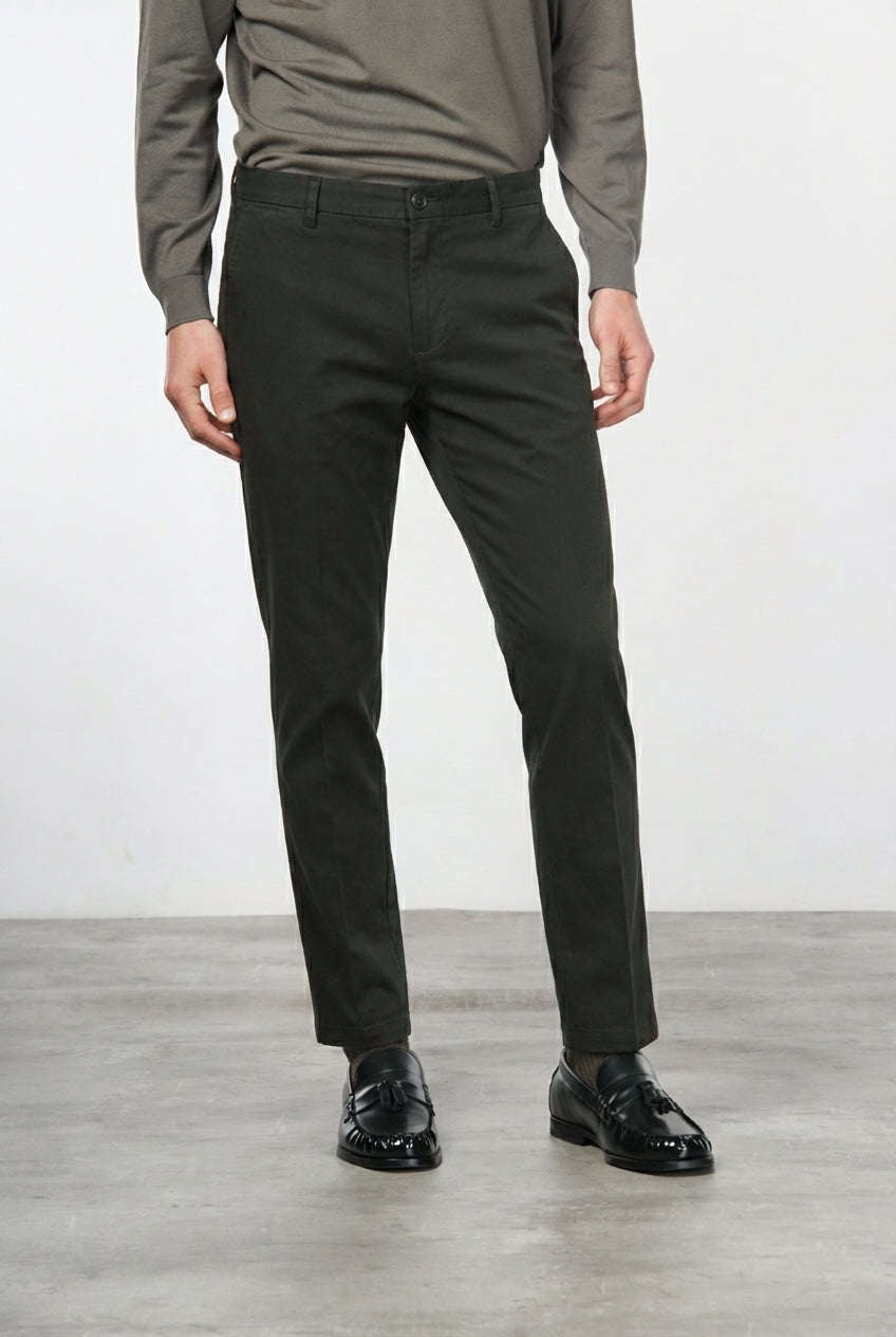 Milano pantalón chino hombre en gabardina stretch, corte extra slim ①