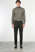 Milano pantalón chino hombre en gabardina stretch, corte extra slim ①