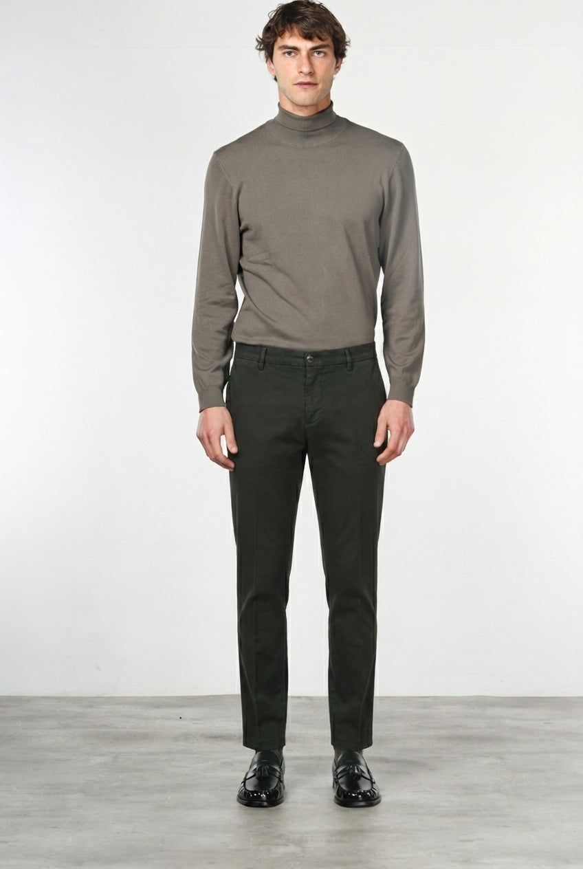 Milano pantalón chino hombre en gabardina stretch, corte extra slim ①