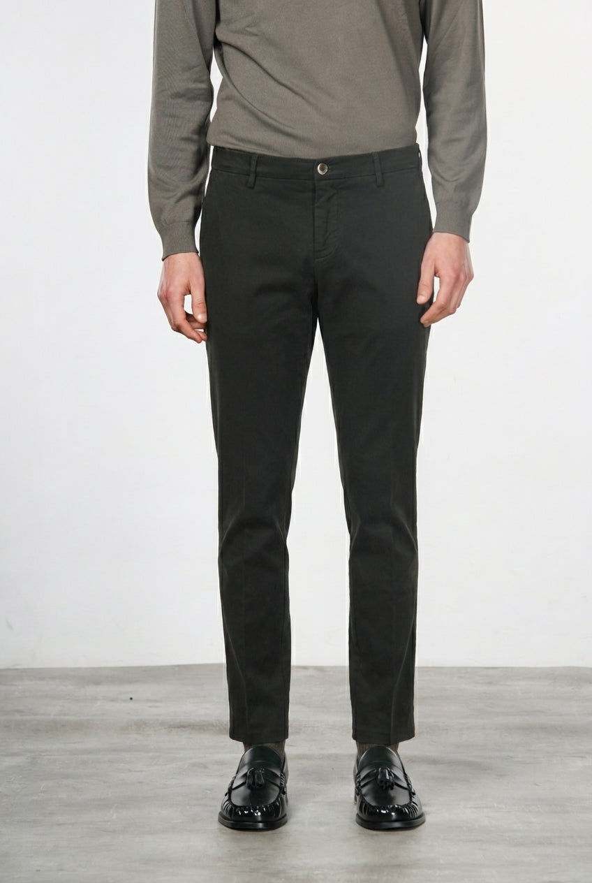 Milano pantalón chino hombre en gabardina stretch, corte extra slim ①