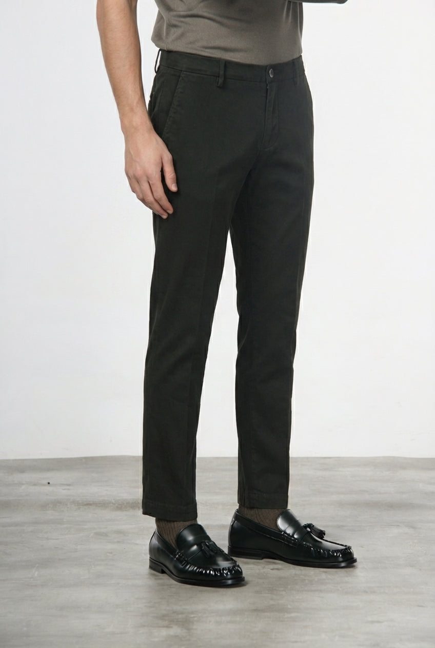 Milano pantalón chino hombre en gabardina stretch, corte extra slim ①