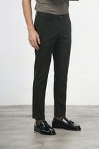 Milano pantalón chino hombre en gabardina stretch, corte extra slim ①