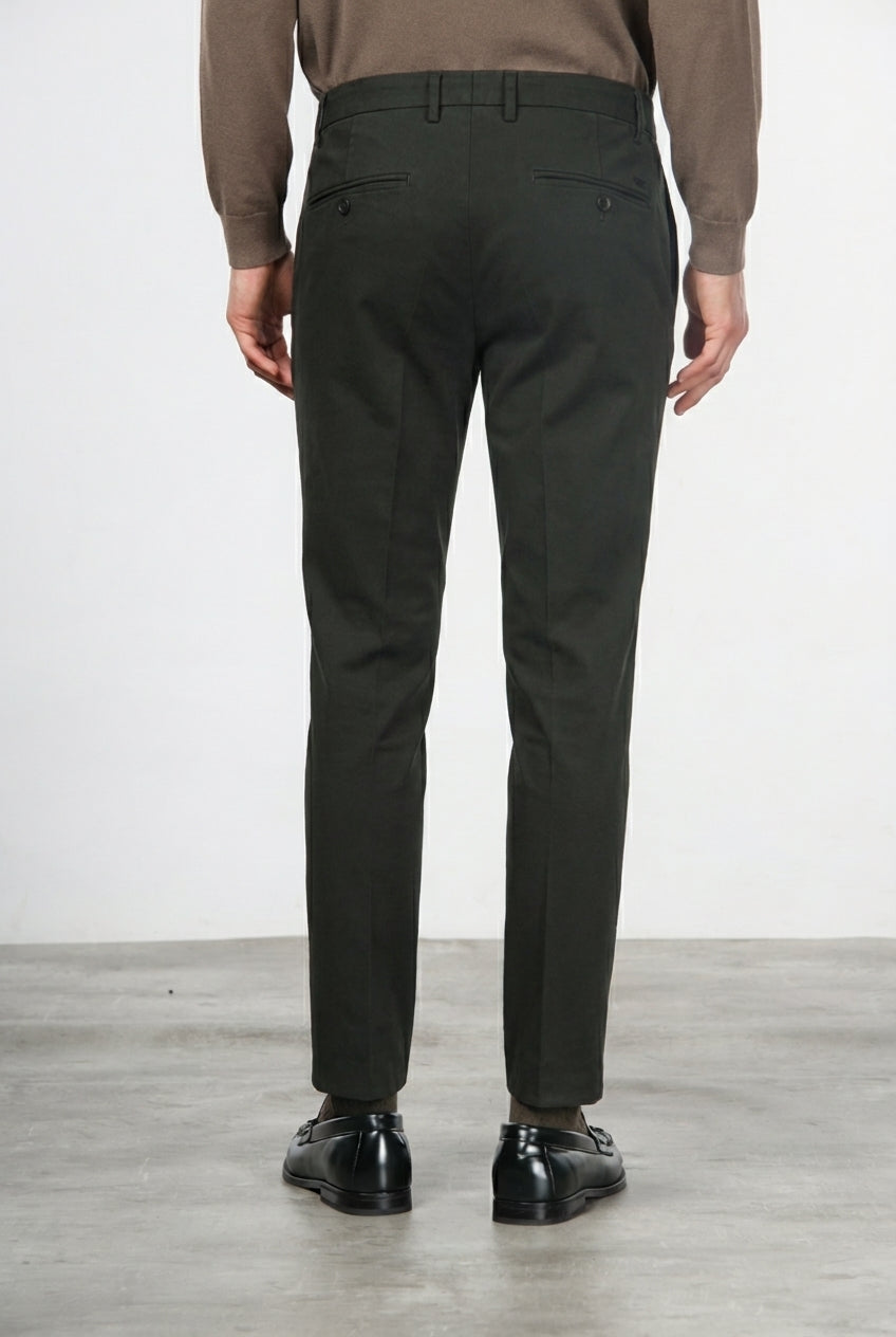 Milano pantalón chino hombre en gabardina stretch, corte extra slim ①