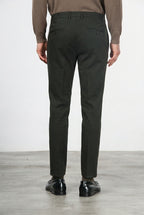 Milano pantalón chino hombre en gabardina stretch, corte extra slim ①