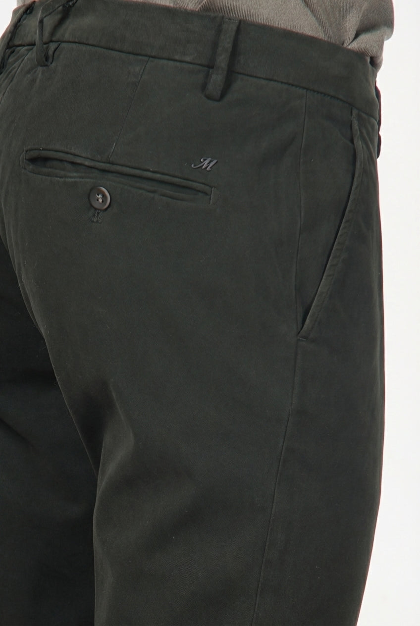 Milano pantalón chino hombre en gabardina stretch, corte extra slim ①