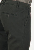 Milano pantalón chino hombre en gabardina stretch, corte extra slim ①