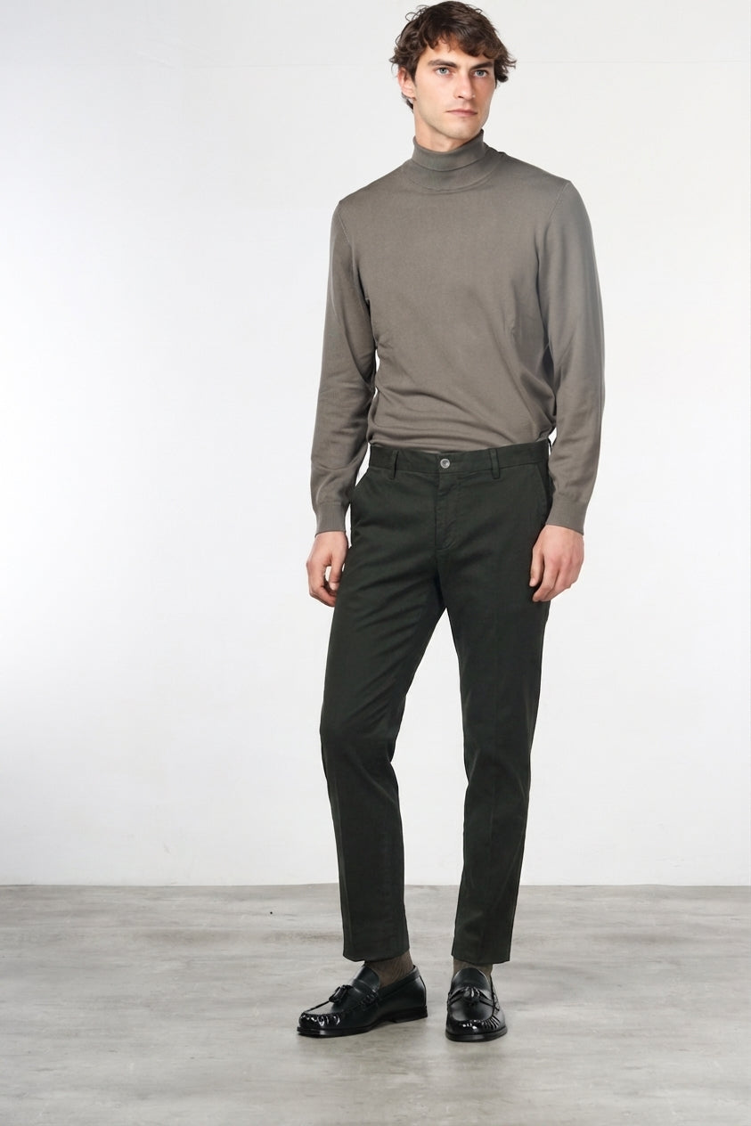 Milano pantalón chino hombre en gabardina stretch, corte extra slim ①
