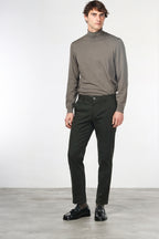 Milano pantalón chino hombre en gabardina stretch, corte extra slim ①