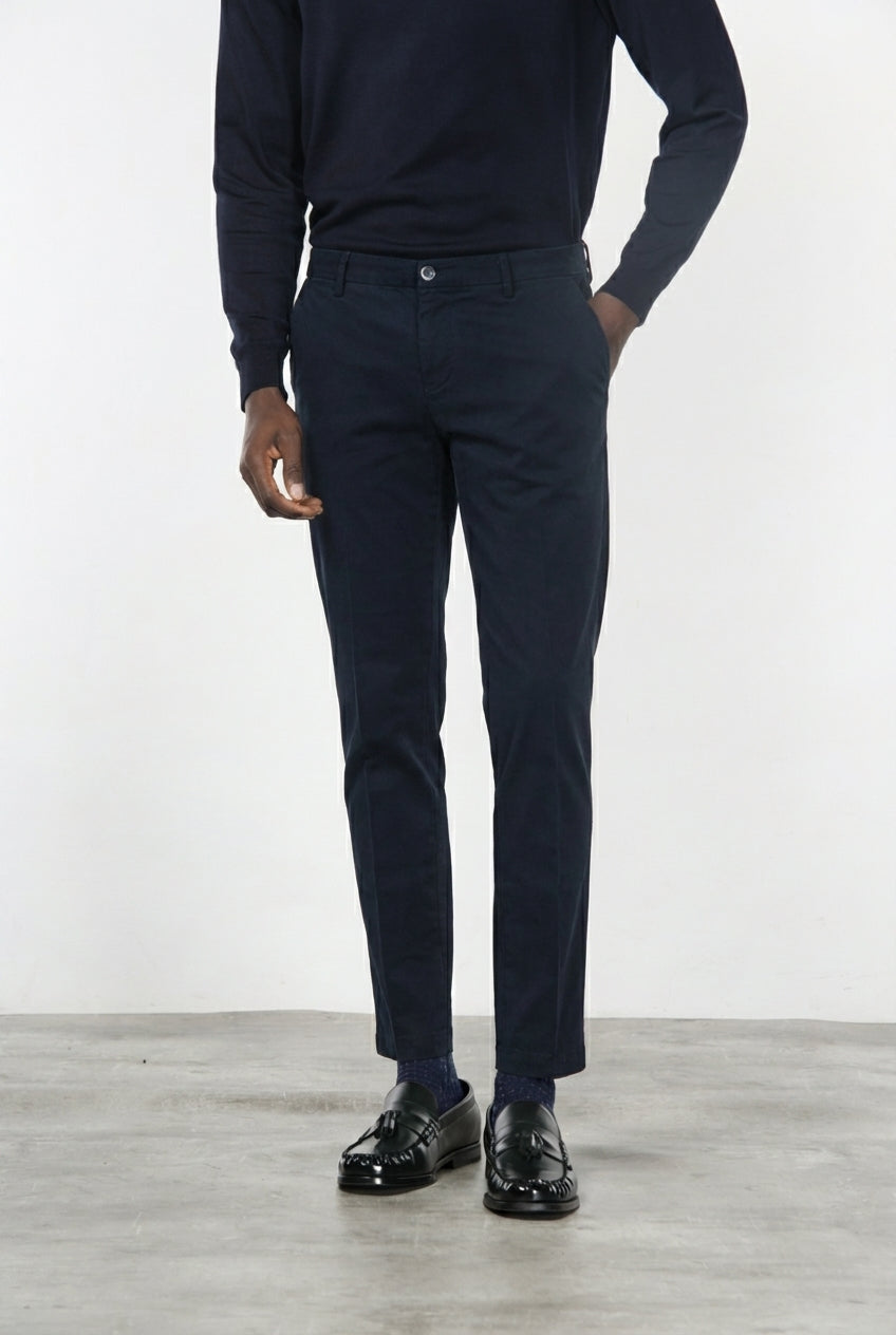 Pantalón chino Milano para hombre en gabardina stretch extra slim fit ①