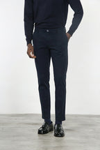 Pantalón chino Milano para hombre en gabardina stretch extra slim fit ①
