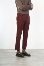 Milano pantalón chino hombre en gabardina stretch, corte extra slim ①