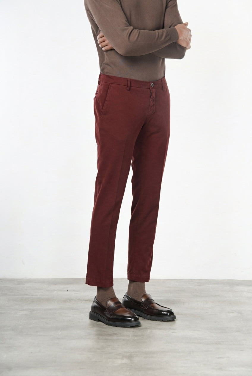 Milano pantalón chino hombre en gabardina stretch, corte extra slim ①