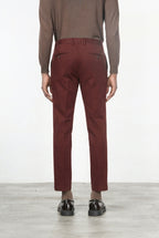 Milano pantalón chino hombre en gabardina stretch, corte extra slim ①